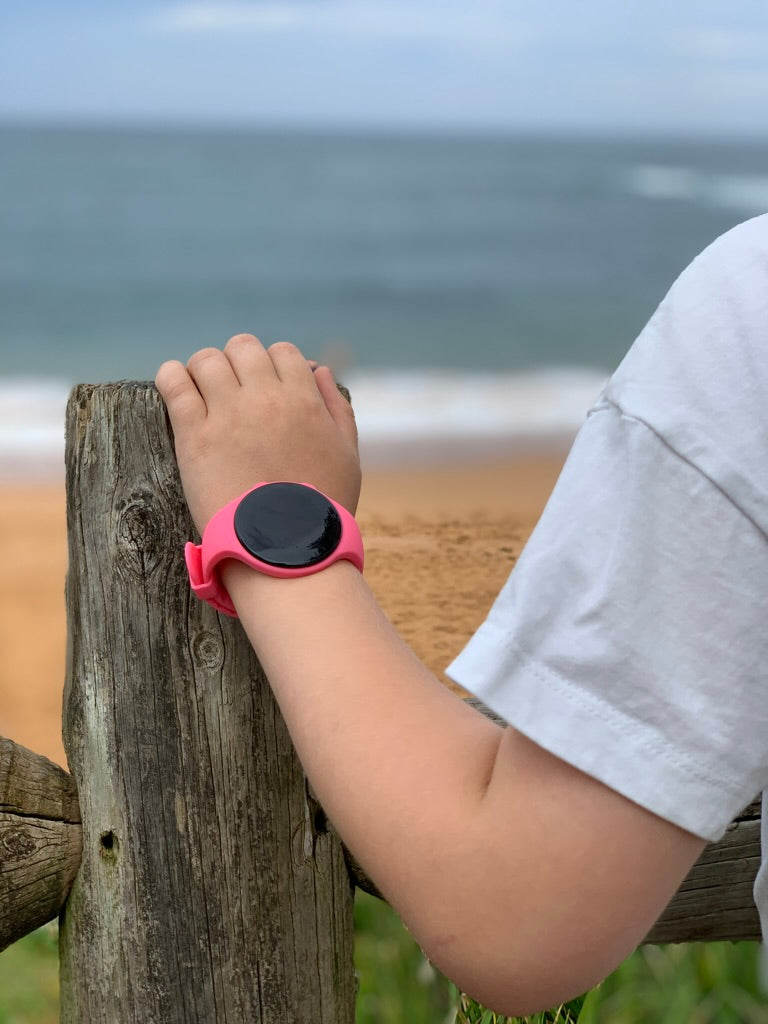 Designed to gently vibrate to remind a child to use the toilet, timed voiding, bladder emptying, medication & behavioural modification. Vibrating Reminder Watch. Bed Wetting Alarm Reminder Watch. Potty Training Toilet Timer Watch for Girls or Boys. Water Resistant Vibrating Alarm Watch. Toilet Training Watch. Vibrates to remind kids to go to the toilet.