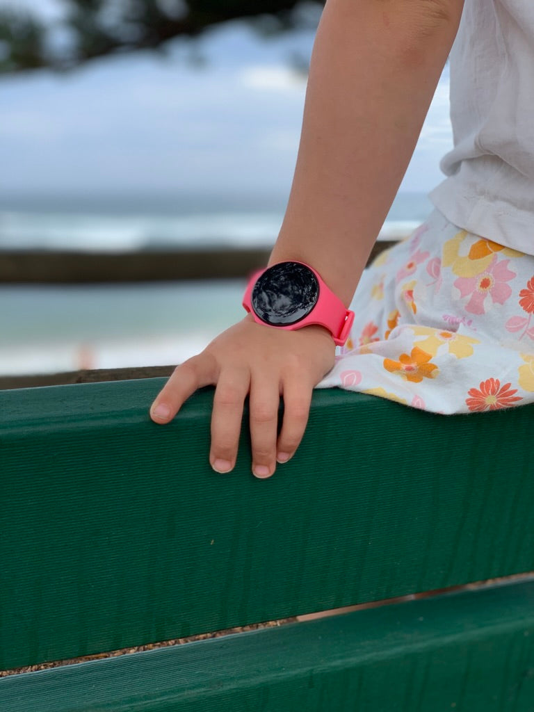 Designed to gently vibrate to remind a child to use the toilet, timed voiding, bladder emptying, medication & behavioural modification. Vibrating Reminder Watch. Bed Wetting Alarm Reminder Watch. Potty Training Toilet Timer Watch for Girls or Boys. Water Resistant Vibrating Alarm Watch. Toilet Training Watch. Vibrates to remind kids to go to the toilet.